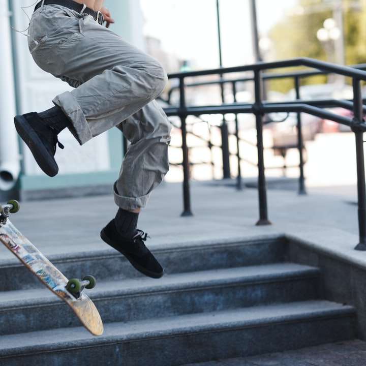 Mann in der grauen Hose und der schwarzen Schuhe Reiten Skateboard Online-Puzzle