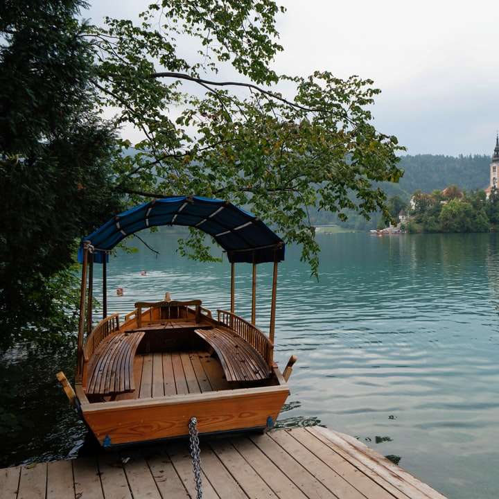 Barca de lemn maro pe doc în timpul zilei puzzle online