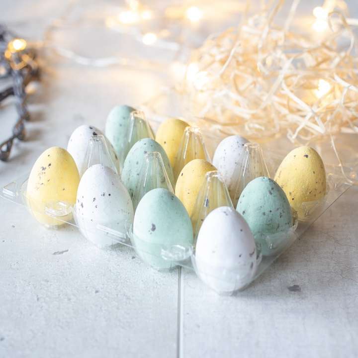 Weißes grünes und gelbes Ei auf weißer Tabelle Schiebepuzzle online