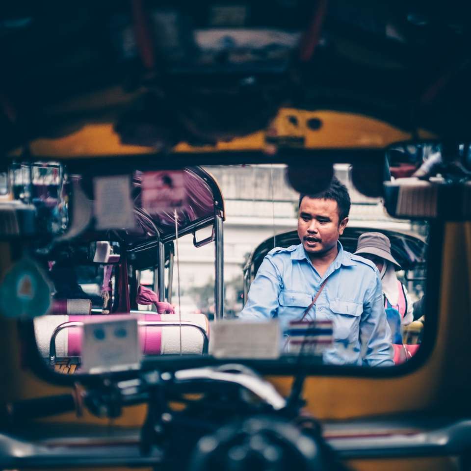 Человек в сине-белой клетчатой ​​рубашке на пуговицах за рулем автомобиля раздвижная головоломка онлайн