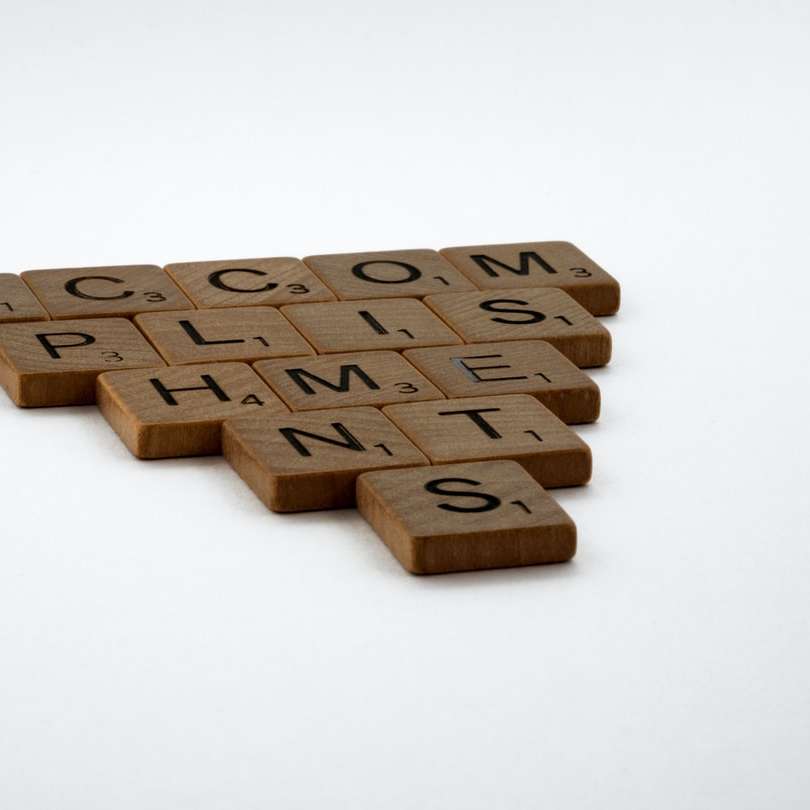 Blocos de madeira marrons na superfície branca puzzle online
