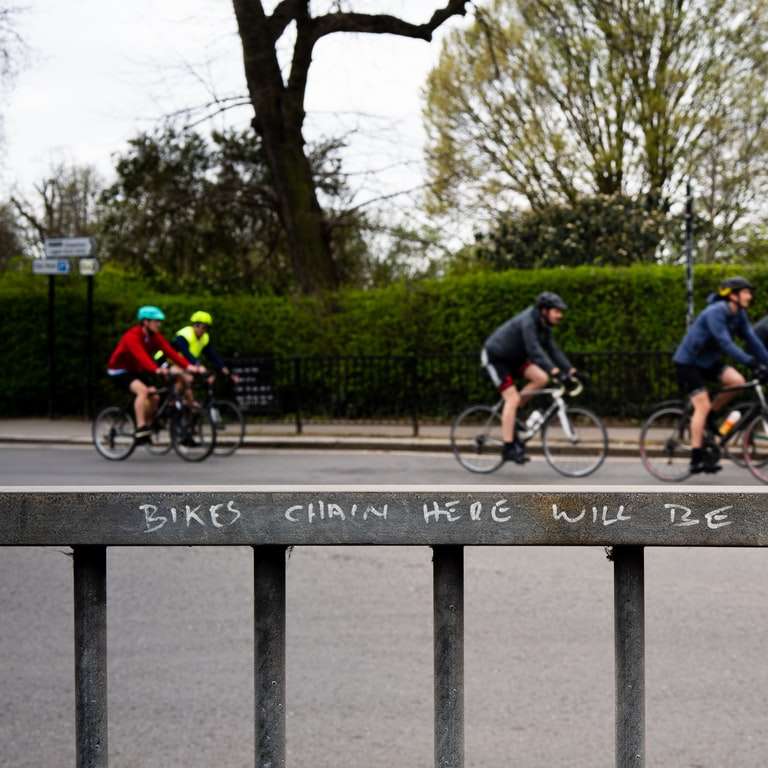 човек в синя риза езда велосипед през деня онлайн пъзел