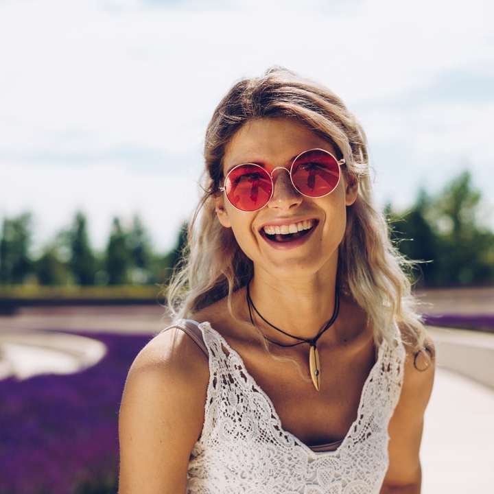 Mulher, em, branca, floral, tanque, desgastar óculos de sol puzzle deslizante online