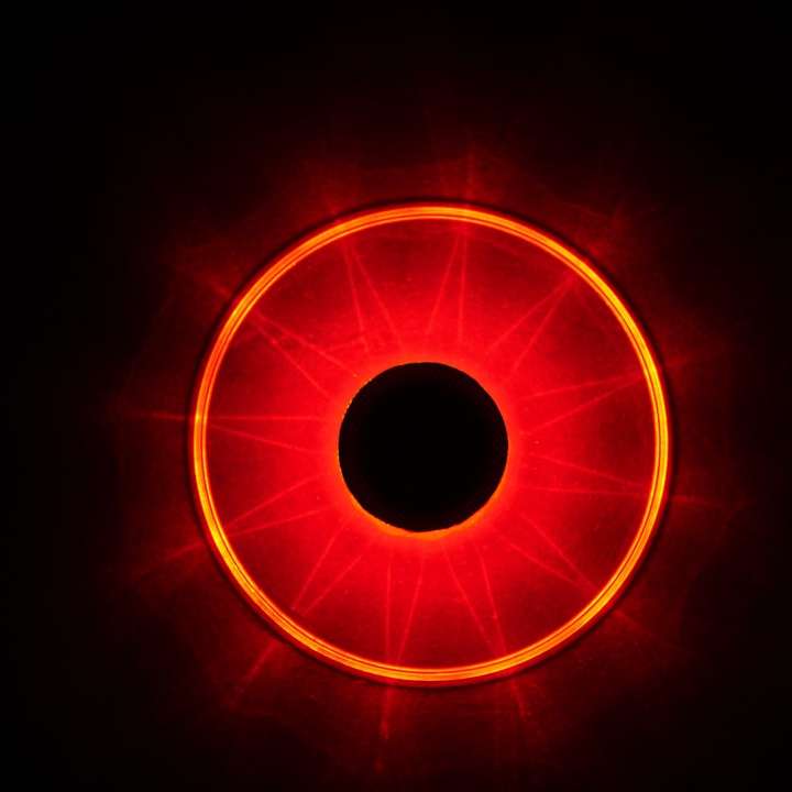 кръгла червена светлина върху тъмната стая онлайн пъзел