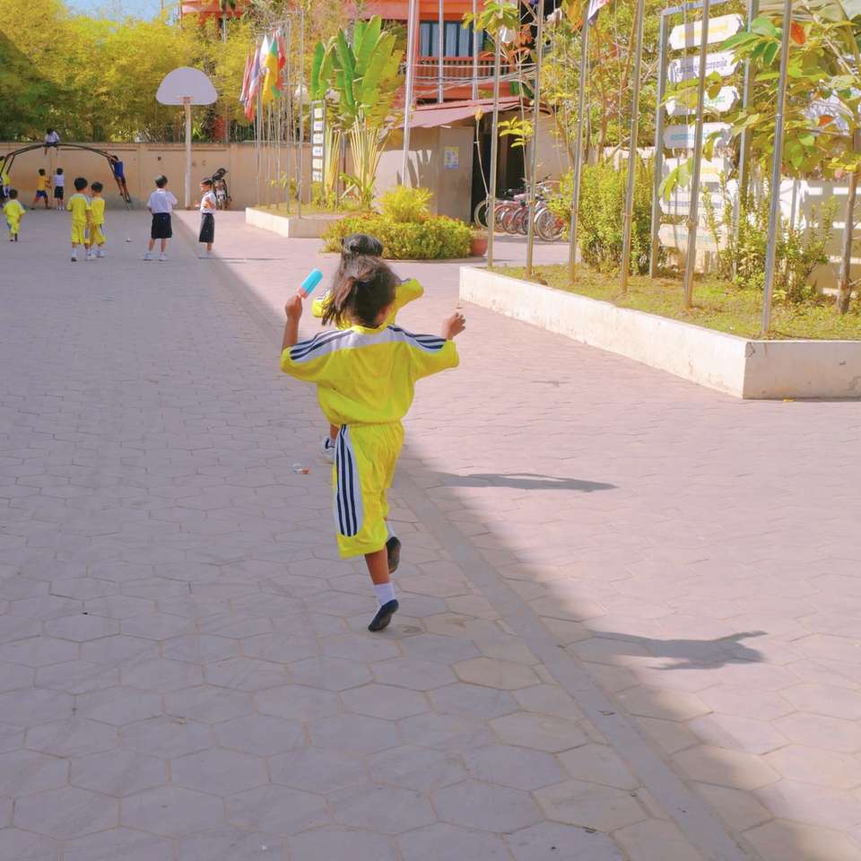 Dziewczyna w żółtej koszuli i żółtych spodniach puzzle przesuwne online
