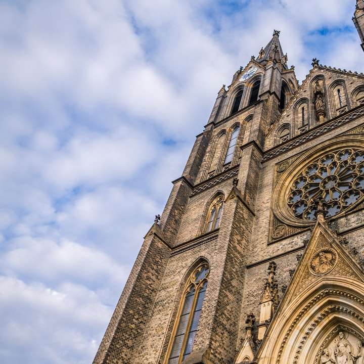 Fotografía de ángulo bajo de la iglesia concreta marrón. rompecabezas en línea
