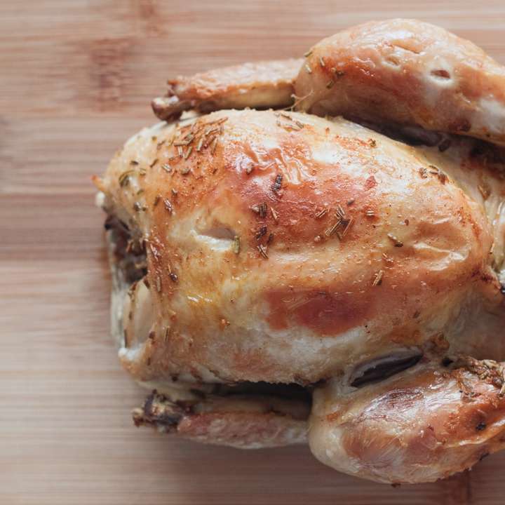 Ψητό κοτόπουλο σε καφέ ξύλινη σανίδα κοπής online παζλ