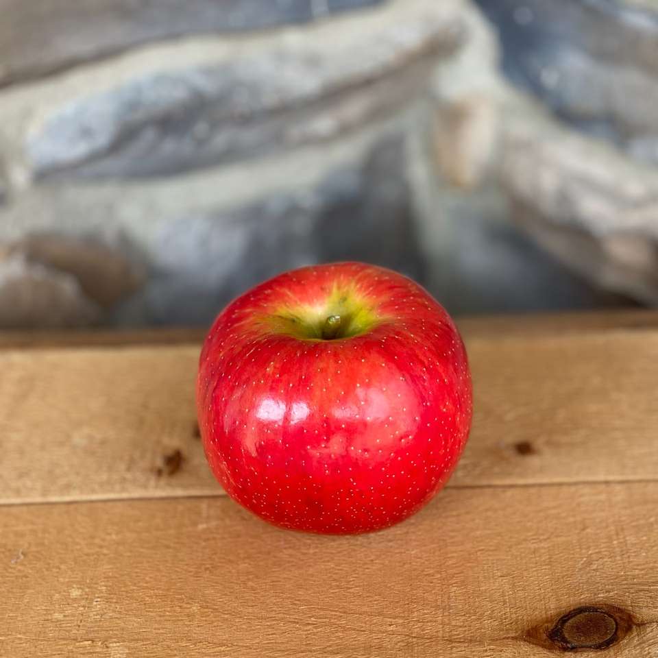 Κόκκινα φρούτα μήλου σε καφέ ξύλινο τραπέζι συρόμενο παζλ online