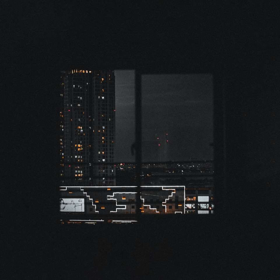 черно-белые городские здания в ночное время онлайн-пазл