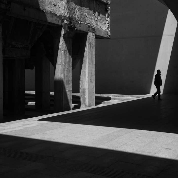 Grayscale Zdjęcie kobiety spaceru na korytarzu puzzle online