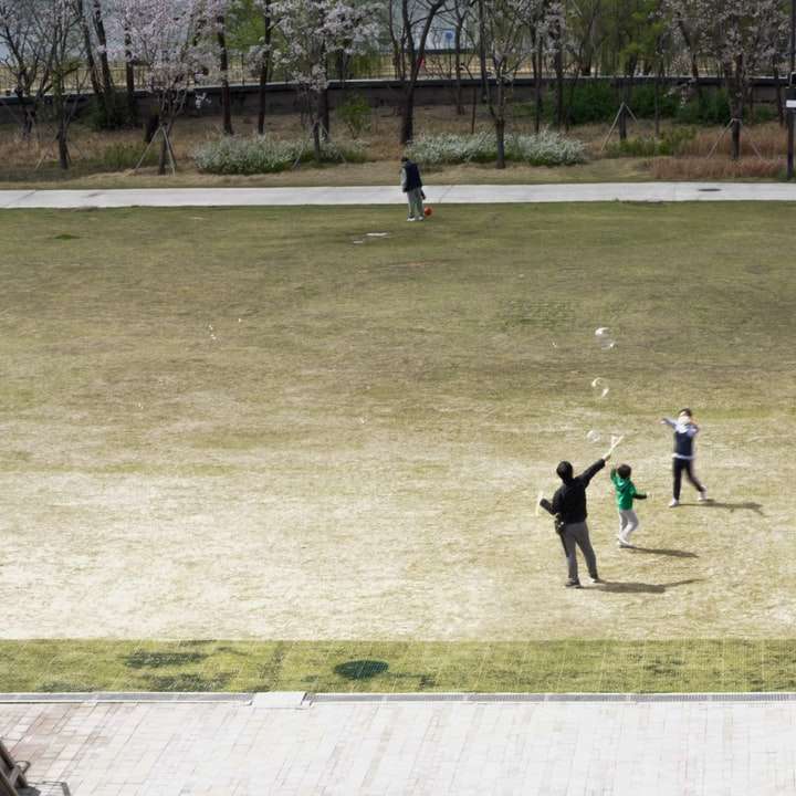 Хората играят баскетбол на място през деня плъзгащ се пъзел онлайн