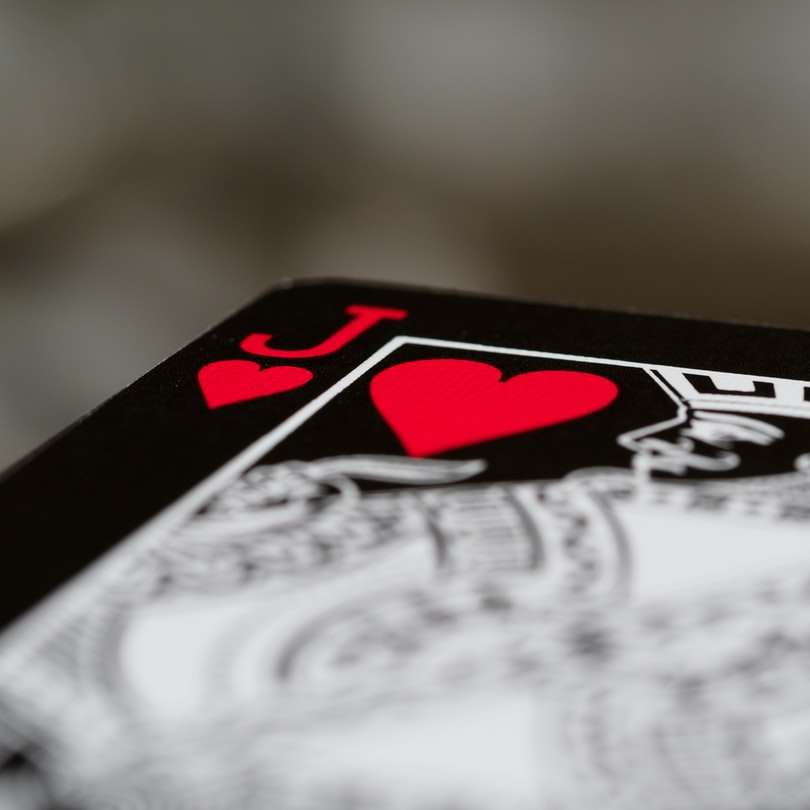 Cartão de jogo preto e vermelho puzzle online