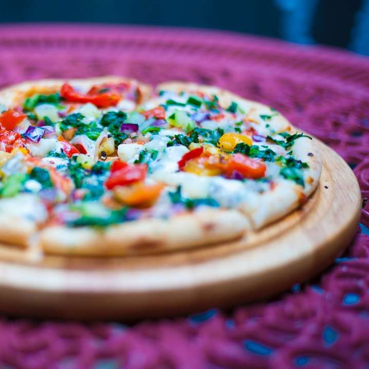 Pizza cu brânză și frunze verzi puzzle online