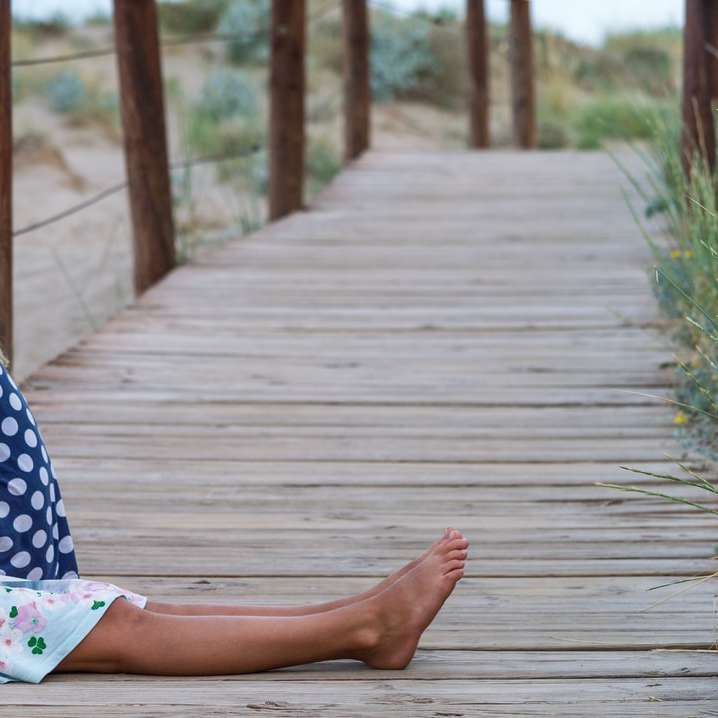Κορίτσι με μπλε και άσπρο πουκάμισο polka dot και ροζ καπέλο συρόμενο παζλ online
