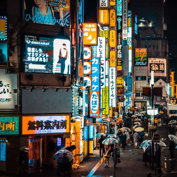 Les gens marchant dans la rue pendant la nuit puzzle en ligne
