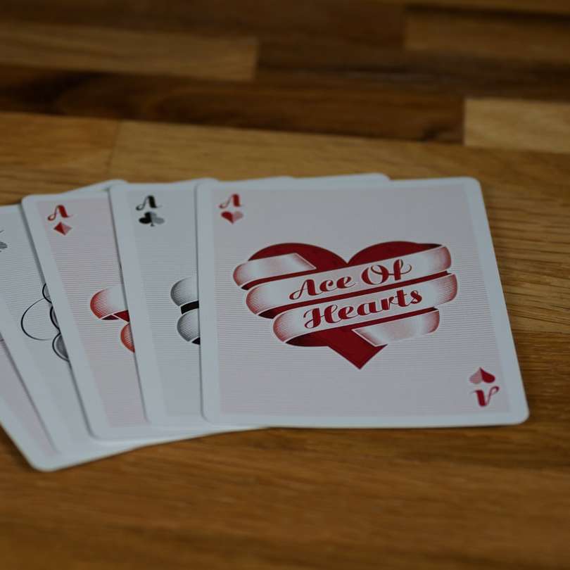 Cartão de impressão de coração branco e vermelho puzzle online