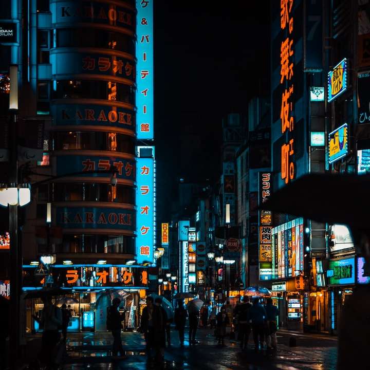 Oamenii merg pe stradă în timpul nopții alunecare puzzle online