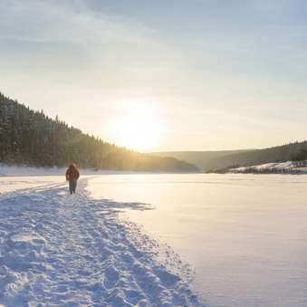 Πρόσωπο σε μαύρο σακάκι που περπατάει στο χιονισμένο έδαφος συρόμενο παζλ online