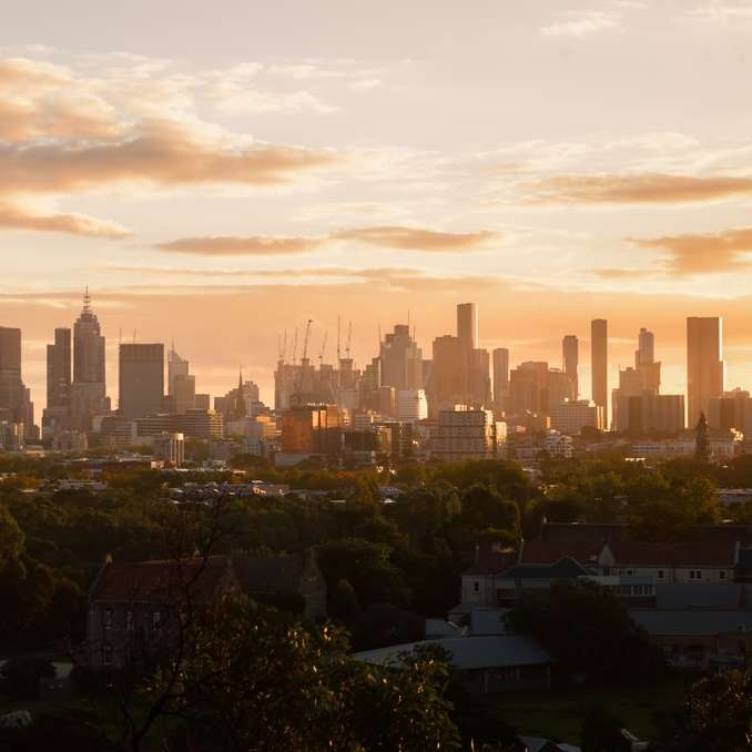 Skyline miasta pod zachmurzonym niebem w ciągu dnia puzzle przesuwne online