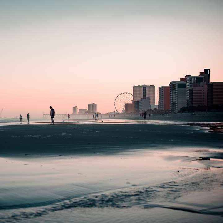 Mensen lopen op het strand overdag online puzzel