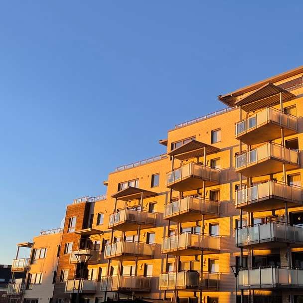 Edificio concreto marrón bajo el cielo azul durante el día puzzle deslizante online