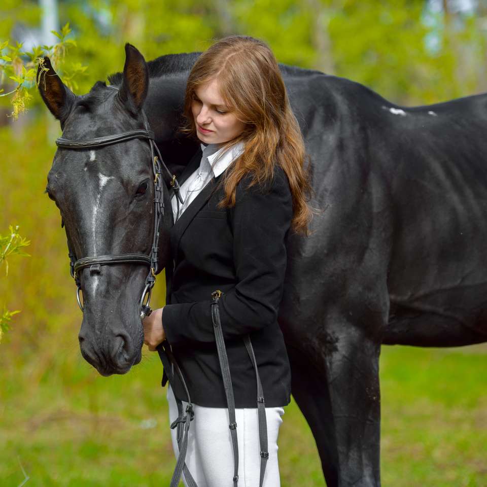 Uma mulher com um cavalo puzzle online