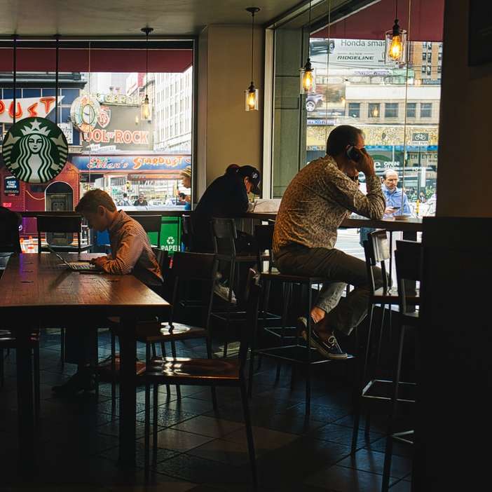 Άνθρωποι που κάθονται στην καρέκλα στο εστιατόριο online παζλ