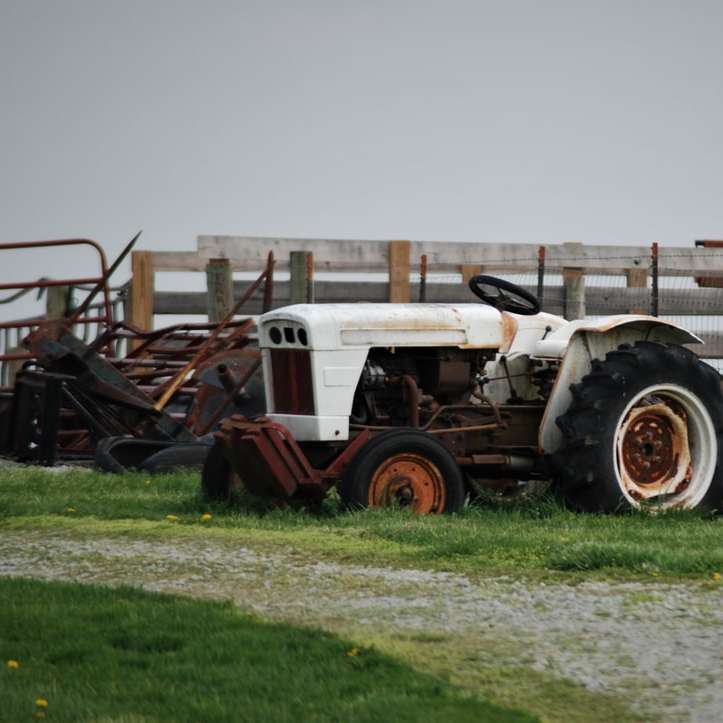 Tractor roșu și alb pe câmpul Green Grass în timpul zilei alunecare puzzle online