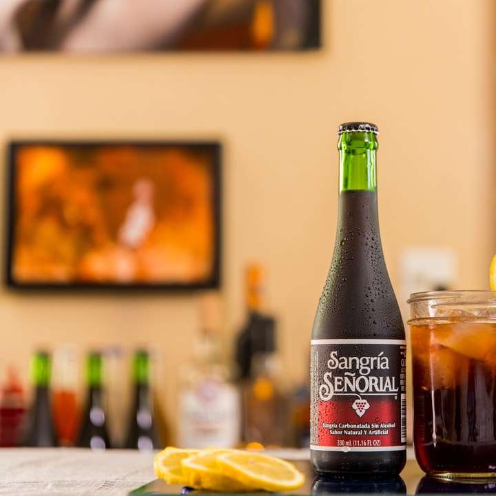 Botella de coca cola cero al lado del vaso de bebida clara rompecabezas en línea