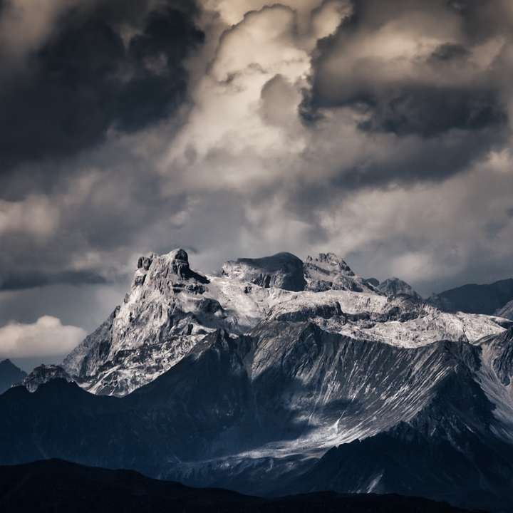 Schneebedeckte Berg unter bewölktem Himmel tagsüber Online-Puzzle