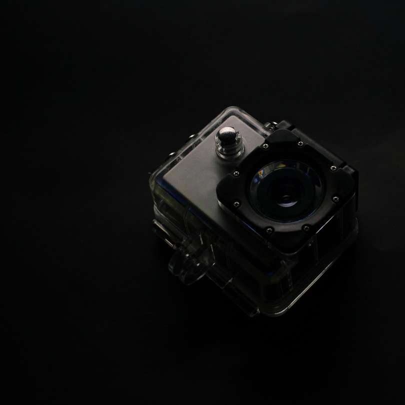 серебристо-черная камера на белой поверхности онлайн-пазл