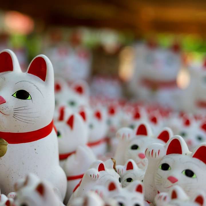 керамические фигурки белых и рыжих котов онлайн-пазл