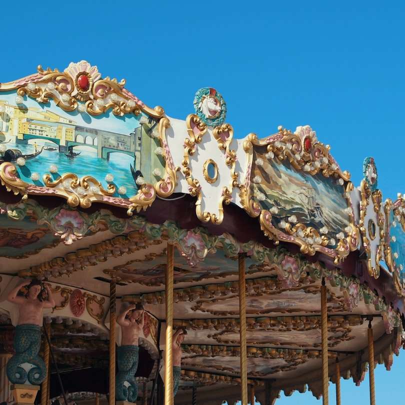 Witte en bruine carrousel onder blauwe hemel overdag schuifpuzzel online