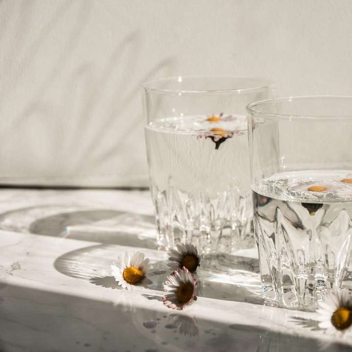 Bicchiere trasparente sul piatto in ceramica bianca puzzle online