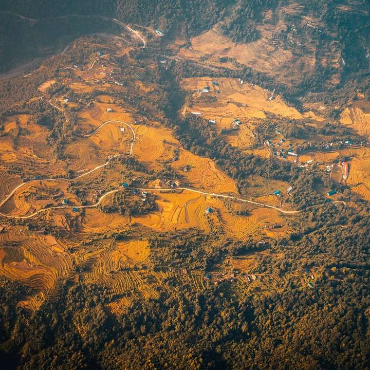 Vista aerea di montagne marroni e verdi durante il giorno puzzle online