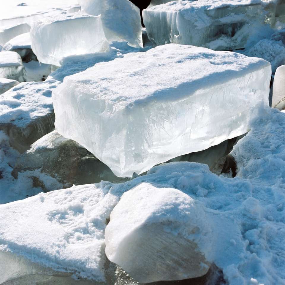 灰色の岩の上の白い氷 オンラインパズル