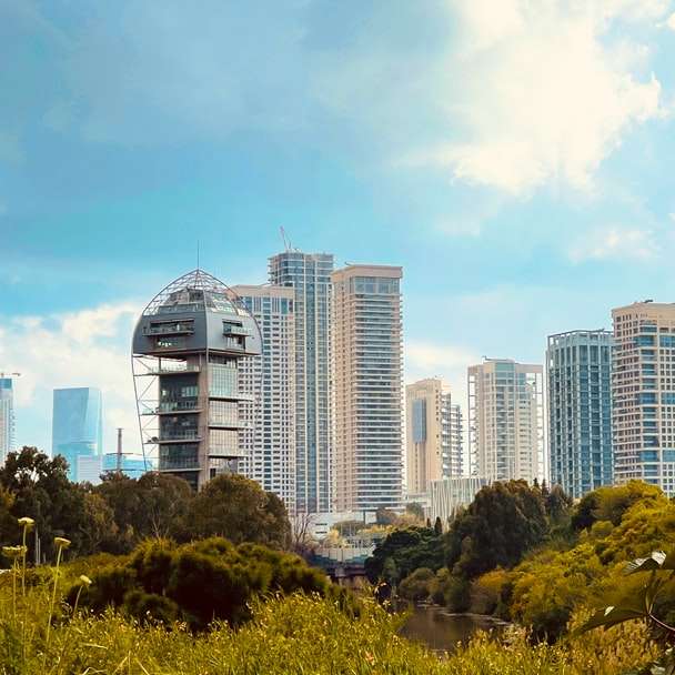 Panoramę miasta pod błękitnym niebem w ciągu dnia puzzle online