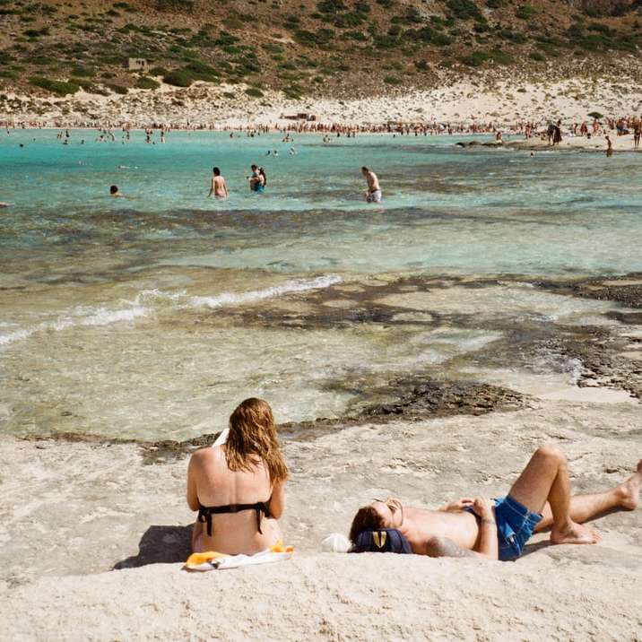 Vrouw in gele bikini liggend op het strand schuifpuzzel online