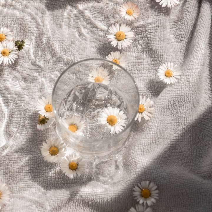 Clear Bowl de sticlă pe textile florale albe alunecare puzzle online