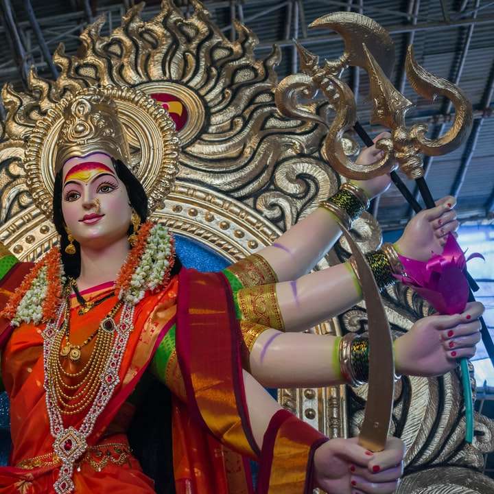 Kobieta w sukni czerwonej i złotej sari puzzle przesuwne online