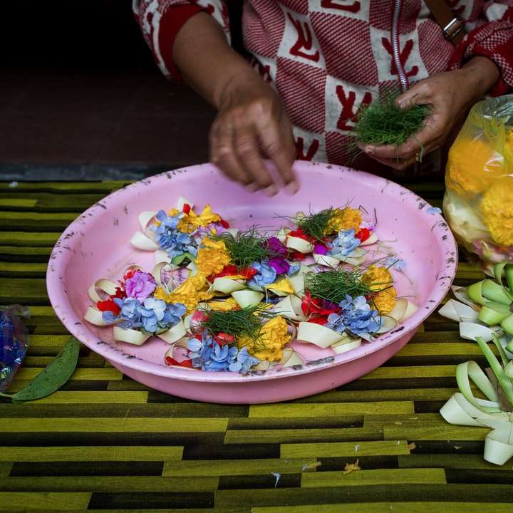 Gesneden komkommer op witte en paarse bloemen keramische plaat online puzzel