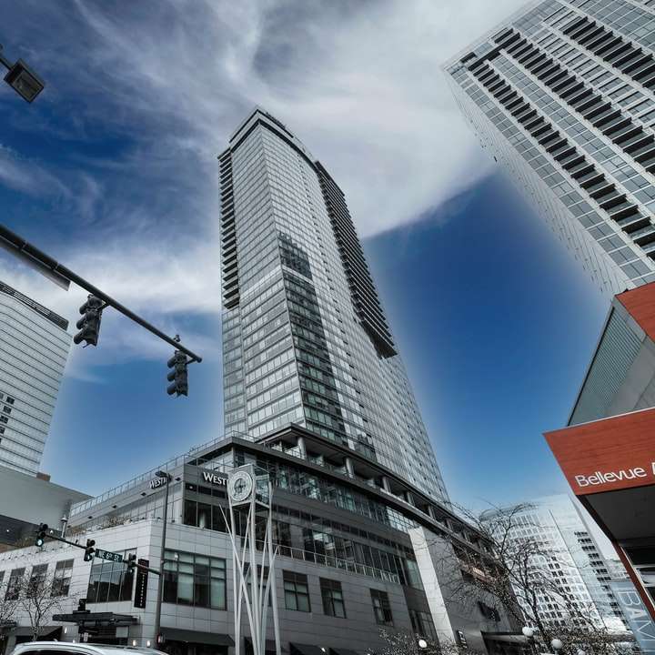 Biały i czarny betonowy budynek pod błękitnym niebem puzzle przesuwne online