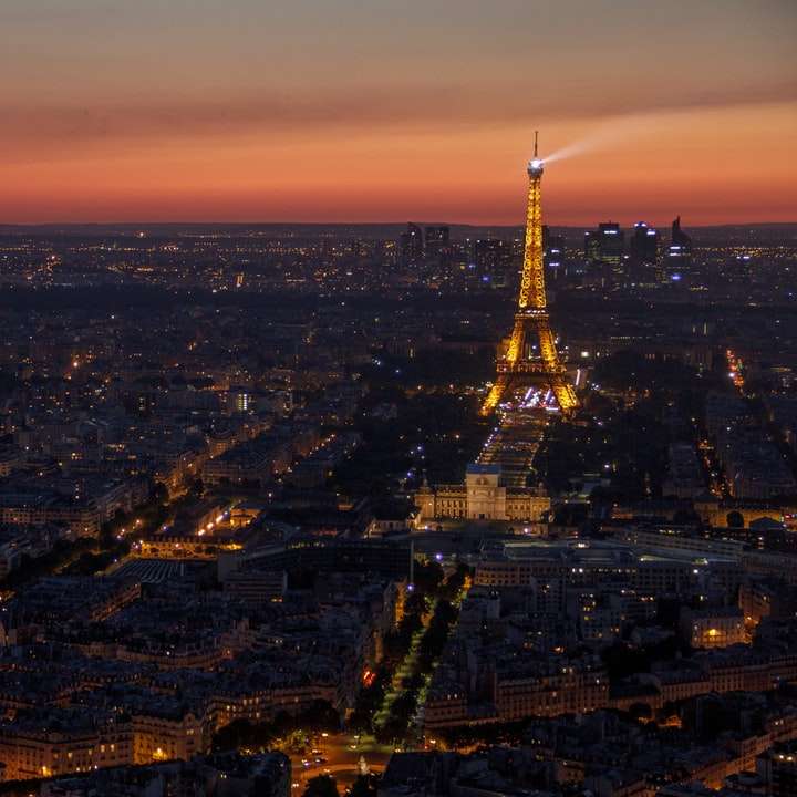 Luftbild der Stadt während der Nacht Online-Puzzle