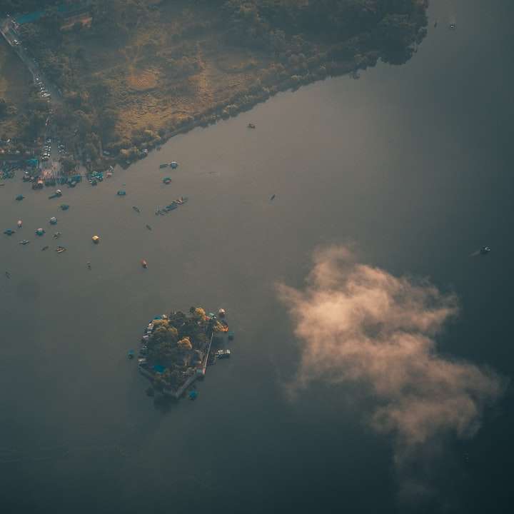 Въздушен изглед към града през деня плъзгащ се пъзел онлайн