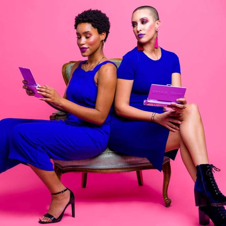 黒の木製の椅子に座っている紫色のタンクトップの女性 スライディングパズル・オンライン