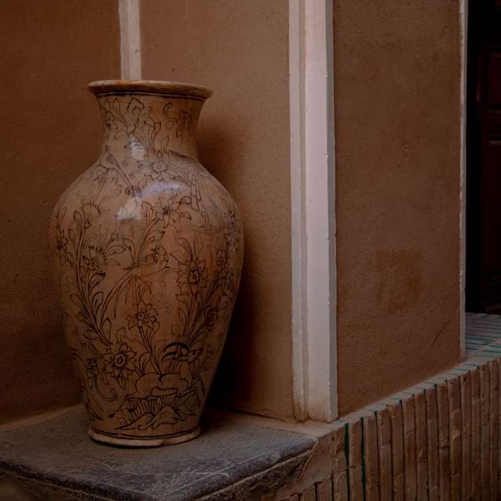 коричневая керамическая ваза на белой бетонной лестнице онлайн-пазл
