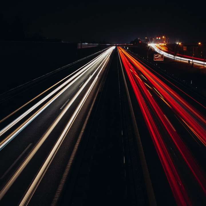 Χρονική λήξη της φωτογραφίας των αυτοκινήτων στο δρόμο κατά τη διάρκεια της νύχτας συρόμενο παζλ online