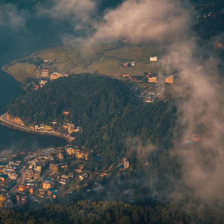 Vista aérea, de, cidade, edifícios, perto, montanha puzzle online