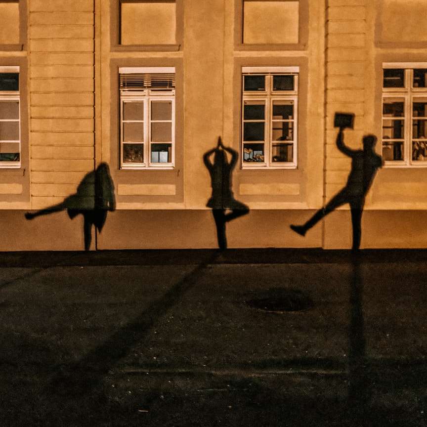 Silhouette der Person, die am Bürgersteig während der Tageszeit geht Schiebepuzzle online