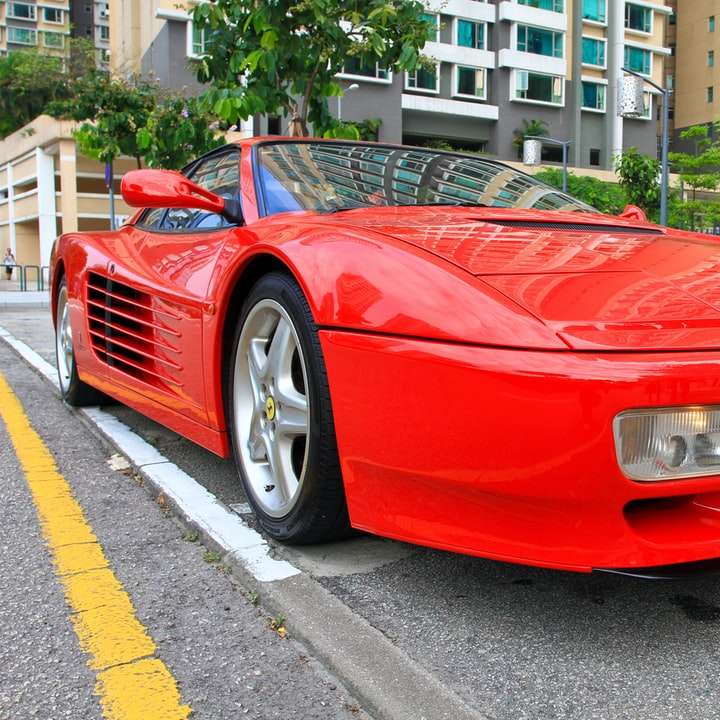 Red Chevrolet Camaro am Straßenrand tagsüber parkte Schiebepuzzle online
